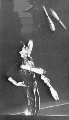 Wally Eastwood juggling