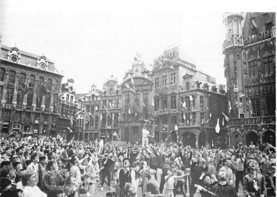 It's raining props in downtown Brussels! The crowd filling the historic town square is treated to a Big Toss-Up.