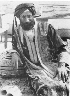Avner the Eccentric in "Jewel of the Nile"