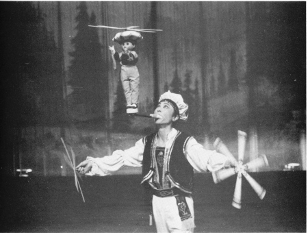 Dai Shucheng and his waving baby demonstrate the fei-pan. 