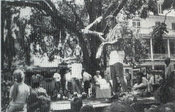 Bill Fry and Dave Levesque perform as the "Oddballs" at the recent Spoleto Festival in Charleston, S.C.