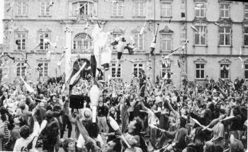 The big Toss Up in downtown Oldenburg (Berun Schwarting photo)