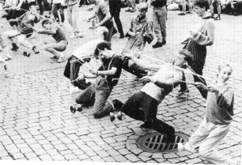 Diabolo limbo, anyone? It was one of the Oldenburg Games (Karin Hertzer photo)