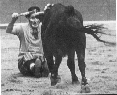 Seated and juggling as the young bull approaches (Jose Matso photo)
