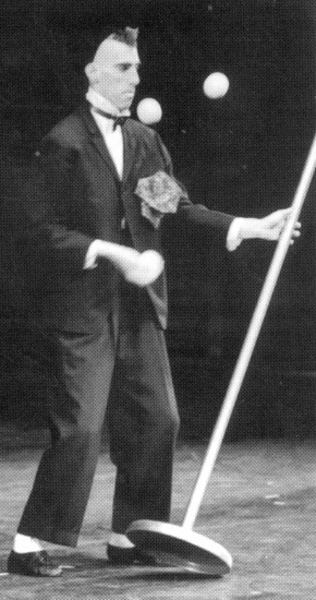 John Gilkey with two balls and hat rack in the Individual Championships (Bill Giduz photo)